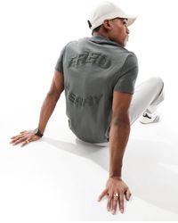 Fred Perry - T-shirt kaki con grafica distorta sul retro - Lyst