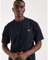 Fred Perry - T-Shirt Met Tekstlogoprint Op De Achterkant - Lyst