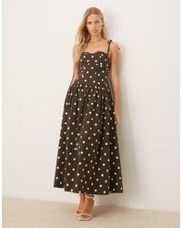 ASOS - Vestito Midi Strutturato Marrone A Pois Con Spalline Allacciate E Vita Scesa - Lyst