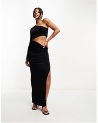 In The Style - Exclusivité - robe mi-longue asymétrique avec découpe à la taille - Lyst