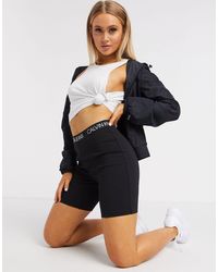 Calvin Klein – Kurze Leggings mit Logobund - Schwarz