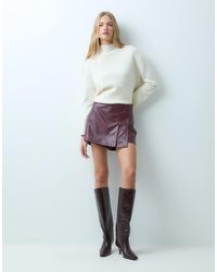 Vila - Jupe-short mini à devant plissé effet cuir en bordeaux - Lyst