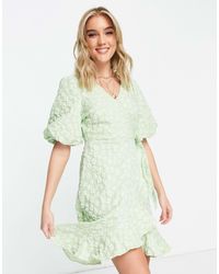 Pieces - Robe portefeuille courte brodée à manches bouffantes - Lyst