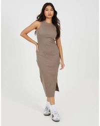 Brave Soul - Vestito Midi Fasciante Girocollo Color Tortora Con Spacco - Lyst