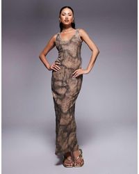 ASOS - Vestito Midi Glitterato Marrone Testurizzato Con Stampa Astratta, Scollo Rotondo E Finiture - Lyst