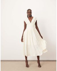 ARRANGE - Vestido Midi Beis Estructurado Con Cintura Plisada Y Detalle De Lazadas En La Espalda De Lino Premium De -Neutro - Lyst