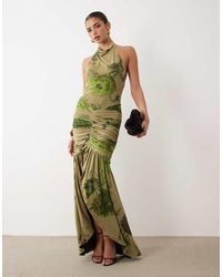 ASOS - Hoogsluitende Maxi Jurk Van Mesh Met Gedrapeerde Rug, Bloemenprint En Split Met Ruches - Lyst