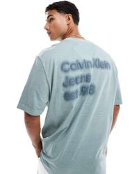 Calvin Klein - Camiseta Gris Lavado Con Logo Estampado En La Espalda De - Lyst