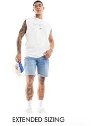 ASOS - Pantalones Cortos Vaqueros Azules Elásticos De Corte Slim Y Largo Estándar Con Lavado Envejecido Claro De - Lyst