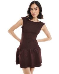 Bershka - Vestito Corto Arricciato Bordeaux Con Orlo A Palloncino - Lyst