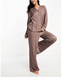 Loungeable - – jersey-pyjama, bestehend aus langärmligem oversized-hemd und hose mit blumenmuster - Lyst