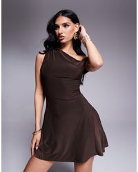 Kaiia - Exclusivité - - robe patineuse courte et moulante à épaule dénudée avec taille cintrée et détail drapé - chocolat - Lyst