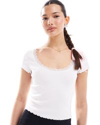 Miss Selfridge - T-shirt a maniche corte traforata bianca con dettagli - Lyst