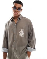 ASOS - Chemise oversize coupe carrée style années 90 en tissu transparent texturé avec imprimé sur la poitrine - Lyst