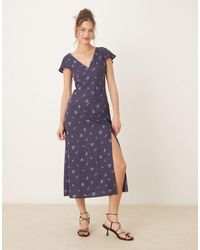 ASOS - Robe mi-longue à manches évasées, col en v et petites fleurs - bleu marine - Lyst