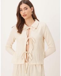 Vila - Top d'ensemble en jersey texturé avec col polo et liens noués à l'avant - crème - Lyst