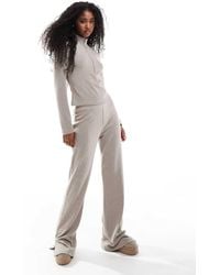Miss Selfridge - Zachte Geribbelde Flare Broek Met Split Aan De Zoom, Deel Van Co-Ord Set - Lyst