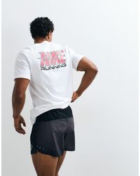 Nike - Stride Dri-Fit T-Shirt Met Print Op De Achterkant - Lyst