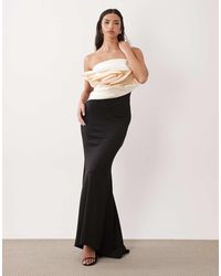 ASOS - Premium Maxi Bandeau-Jurk Van Crêpestof Met Fishtail En Contrasterende Satijnen Corsage - Lyst