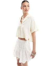 Bershka - Camicia A Maniche Corte Squadrata Effetto Lino Color Burro - Lyst