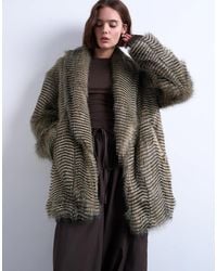 TOPSHOP - – mittellanger mantel aus kunstpelz mit schaldetail und -weißem streifenmuster - Lyst