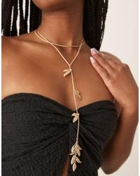 ASOS - Collar Dorado De Varias Hileras Con Diseño De Estilo Lariat Y Detalle De Pétalos Repujados De - Lyst