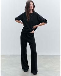 Stradivarius - Zachte Broek Met Wijde Pijpen En Naaddetail - Lyst