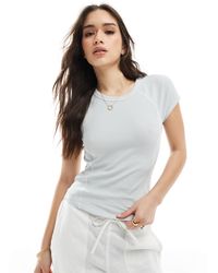 Monki - Shrunken Slim Fit Tee With Contrast Stitching - Lyst