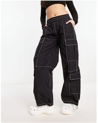Bershka - Pantalon cargo à poches multiples et coutures contrastantes - noir - Lyst