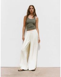 Pull&Bear - Pantalon ample en satin - beige - Lyst