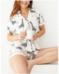 Chelsea Peers Pyjama en coton biologique avec top à col revers et short à imprimé girafe - crème - Blanc