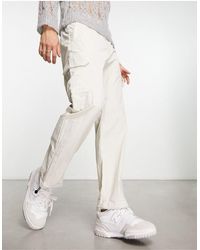 Calvin Klein - Pantaloni cargo stropicciati a fondo ampio beige - Lyst