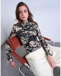 TOPSHOP - Top A Maniche Lunghe Con Stampa Animalier A Macchie Monocromatiche E Arricciature - Lyst