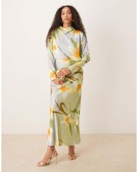 ASOS - Vestido Largo Amarillo De Corte Al Bies Con, Cuello Alto Y Detalle En Las Mangas De Satén De - Lyst