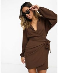 ASOS - Robe portefeuille courte à manches longues et col v en tissu texturé - chocolat - Lyst