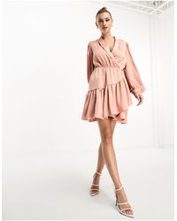 In The Style - X georgia louise - robe portefeuille en satin avec ourlet à volants - Lyst