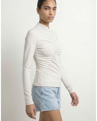 HYPEDROP - Top A Maniche Lunghe Color Cloud Dancer - Lyst