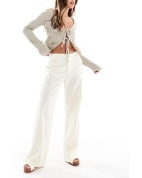Stradivarius - Pantaloni Sartoriali Effetto Lino A Vita Bassa Pallido - Lyst