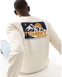 Tommy Hilfiger - T-Shirt Écru E Blu Con Stampa Del Logo A Tema Sport All'Aperto Sul Retro - Lyst
