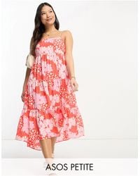 ASOS - Asos design petite - robe longue à imprimé fleuri et ourlet asymétrique avec dos ouvert et volants étagés - rose/rouge - Lyst