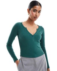Hollister - Top Escotado Con Detalle De Botones De Canalé De - Lyst