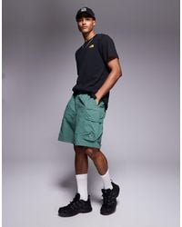 The North Face - Pantaloncini Verdi Con Logo E Tasche Cargo - Lyst