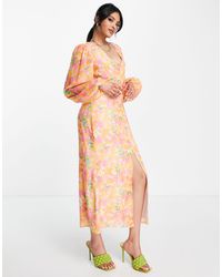 Pretty Lavish - Vestito al polpaccio con maniche a palloncino e stampa astratta a fiori rosa e arancione - Lyst