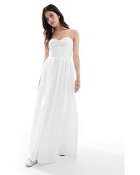 The Frolic - Exclusivité - - robe bandeau longue en broderie anglaise avec détail noué au dos et décolleté en cœur - Lyst