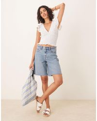Gina Tricot - Top à volants et manches courtes avec col v - imprimé et bleu - Lyst