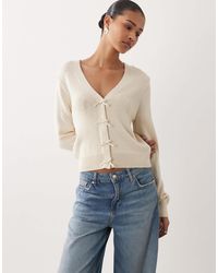 Mango - Pull col en v à nœuds - crème - Lyst