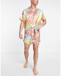 ASOS – gemusterter lounge-pyjama aus satin mit hemd und shorts, kombiteil - Mehrfarbig