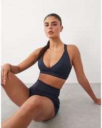 4505 - V-neck Medium Support Sports Bra With Adjustable Straps - Lyst
