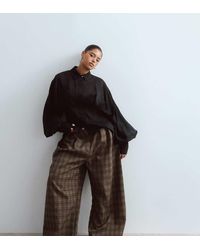 ARRANGE - Curve Tailored Barrel Leg Pants - Lyst