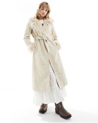 Reclaimed (vintage) - Trench-coat long en imitation cuir avec col amovible en fausse fourrure - taupe - Lyst